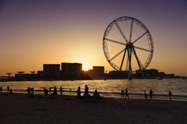 Günbatımı direksiyonda Dubai