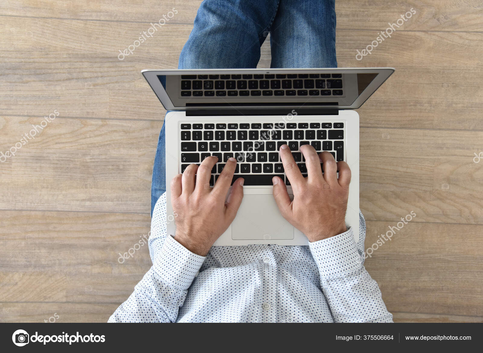 Работа Дома Мужчина Держит Ноутбук Коленях Концепция Фона Баннера.