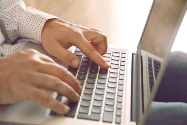 Dizüstü bilgisayar kullanan bir adam. Arkaplan, web sitesi afişi, poster, sunum şablonları, sosyal medya, reklam ve basılı materyal kavramı. 