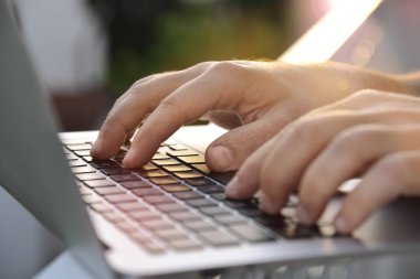 Dizüstü bilgisayar klavyesinde daktilo eden adamların yakın çekimi. Arkaplan, web sitesi afişi, poster, sunum şablonları, sosyal medya, reklam ve basılı materyal kavramı. 