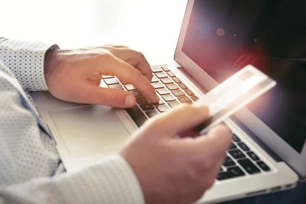 Fechar Mãos Homem Segurando Cartão Crédito Usando Laptop Conceito Para — Fotografia de Stock