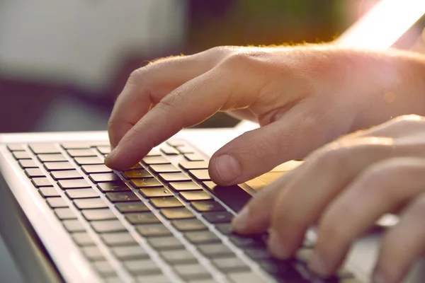 Mani Uomo Digitando Sulla Tastiera Del Computer Portatile Concetto Sfondo — Foto Stock