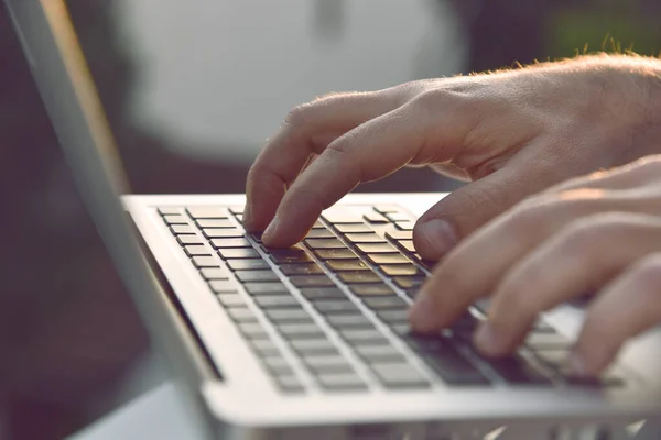 Les Mains Homme Tapant Sur Clavier Ordinateur Portable Concept Arrière — Photo