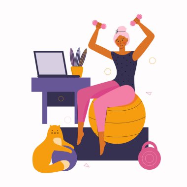 Genç bir kadın ve kedi birlikte vakit geçirir ve evde spor yaparlar. Karantinada evinizde kalın. Sınıf mesafesini çalışıyorum. Kız bir top ve halterle fiziksel egzersiz yapıyor. İnternette spor eğitimi.