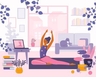 Evde kal konsepti. Bilgisayarda ders izleyen, yoga ve meditasyon yapan bir kız. Canlı yayın, internet eğitimi. Kadınlar rahat uzay modern iç mekanlarında egzersiz yapıyorlar. Evde vakit geçirmek.