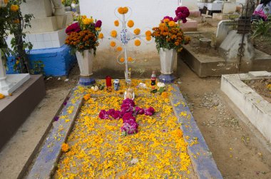 Çiçeklerle süslenmiş mezar 