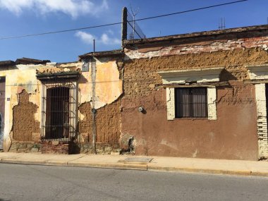 Adobe terk edilmiş evde yapılan