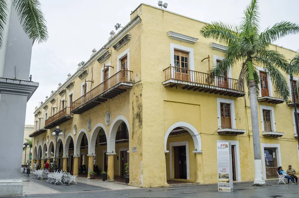 Antique yellow building — Stock Photo, Image