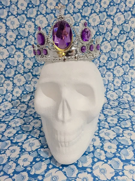 Calavera de espuma de poliestireno con corona de princesa — Foto de Stock