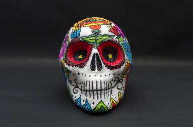 Strafor kafatası el boyalı, siyah arka plan karşı Meksika çiçeklerle süslenmiş