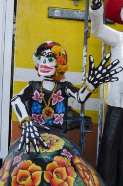 Oaxaca, Oaxaca, Meksika - 29 Ekim 2017: Oaxaca, Meksika Meksika gün ölü kutlama dekorasyon olarak geleneksel tehuana giysileri ile giyinmiş kafatası