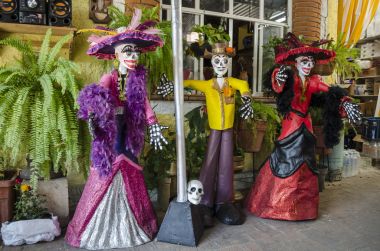 Oaxaca, Oaxaca, Meksika - 29 Ekim 2017: Kafatasları catrinas ve Meksikalı aktör, komedyen ve şarkıcı kalay-Tan olarak giyinmiş. Meksika gün ölü kutlama için dekorasyon