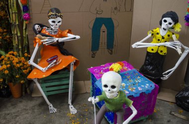 Oaxaca, Oaxaca, Meksika - 30 Ekim 2017: Aile kafatasları ve Meksika Oaxaca, Meksika için ölü kutlama gününde dekorasyon olarak kesilmiş kağıt