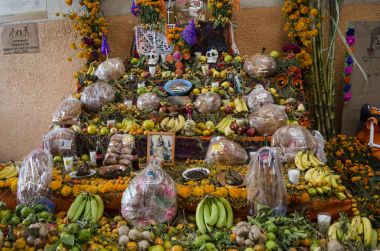 Oaxaca, Oaxaca, Meksika - 30 Ekim 2017: Çiçek, meyve, dini resim ve mumlar için Meksika gün ölü kutlama Oaxaca, Meksika geleneksel sunan altar