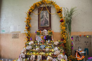 Oaxaca, Oaxaca, Meksika - 30 Ekim 2017: Çiçek, meyve, dini resim ve mumlar için Meksika gün ölü kutlama Oaxaca, Meksika geleneksel sunan altar