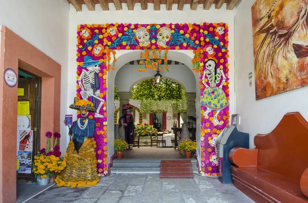 Oaxaca, Oaxaca, Meksika - 30 Ekim 2017: Renkli dekorasyon kafatasları ve çiçekler ile Meksika Oaxaca, Meksika için ticari bir bölgede ölü kutlama gününde