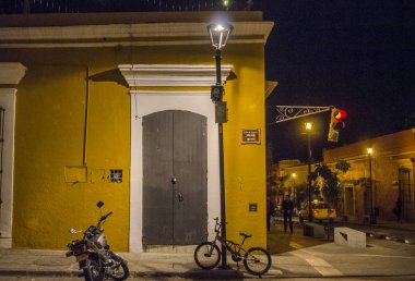 Oaxaca, Oaxaca, Meksika-31 Ekim, 2017: Gece cadde görünümü bir bisiklet ve bir sokak Oaxaca, Meksika, otopark bir motosiklet ile