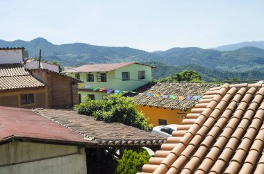 Kiremit çatılar, evler ve Capulalpam de Mendez, Oaxaca, Meksika'nın büyülü şehir bölümü dağlarda manzara