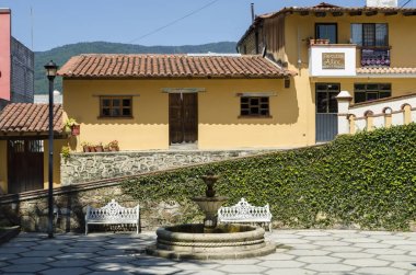 Capulalpam De Mendez, Oaxaca, Meksika-31 Ekim, 2017: Görünüm, park, Capulalpam de Mendez güneşli bir günde. Capulalpam bir büyülü şehir Oaxaca, Meksika'nın bir parçasıdır