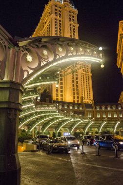 Las Vegas, Nevada, ABD - 11 Kasım 2017: otoparkta geceleri Paris Hotel and Casino Las Vegas, Nevada. 