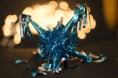 Mavi pinata bokeh arka plan üzerinde Noel ve yeni yıl için dekorasyon olarak