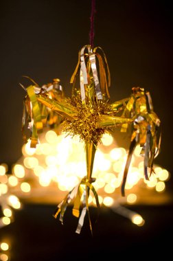 Sarı pinata bokeh arka plan üzerinde Noel ve yeni yıl için dekorasyon olarak