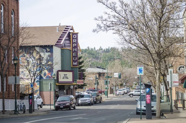 Flagstaff, Arizona, ABD-13 Kasım, 2017: Aspen görünüm, güneşli bir kış caddede Flagstaff, Arizona Orpheum tiyatro ile