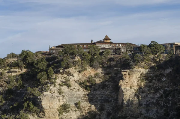 Grand Canyon Lodge mavi gökyüzü ile. Grand Canyon lodge adlı güneşli bir gün