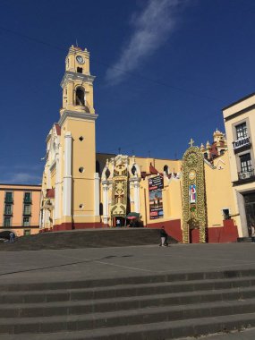 Xalapa, Veracruz, Meksika - 27 Ekim 2017: Rafael Guizar y Valencia onuruna çiçek gözlerden görünümü Catedral Metropolitana de Xalapa süslenmiş