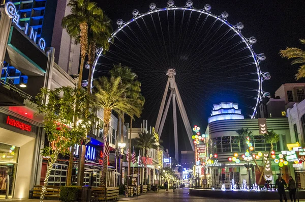 Las Vegas, Nevada, ABD - 15 Kasım 2017: LINQ Resort and Casino Las vegas, Nevada geceleri yüksek silindir ile görünümünü