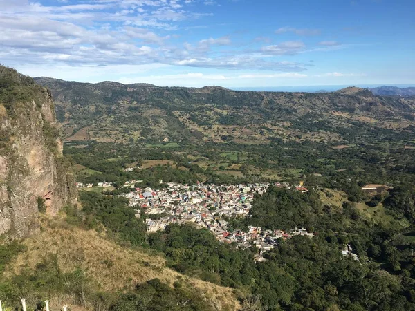 Güzel manzara mavi gökyüzü ve dağ Alto Lucero, Veracruz, Meksika, güneşli bir günde
