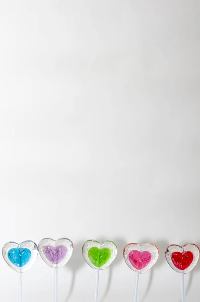 Pięciu Kolorowe Serca Lizaki Kształt Białym Tle Walentynkowy — Zdjęcie stockowe