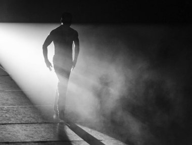 Sahne Alanı'ndaki bir dansçı silüeti siyah ve beyaz