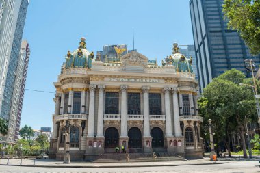 Rio De Janeiro, Brezilya - 13 Ekim 2019: Güneşli bir günde Brezilya 'nın başkenti Rio de Janeiro' da Cinelandia 'dan Belediye Tiyatrosu