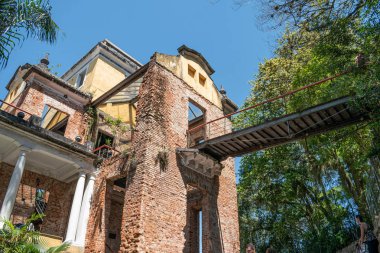 Rio de Janeiro, Brezilya - 13 Ekim 2019: Santa Teresa Hill 'deki Parque das Ruinas, Rio de Janeiro, Brezilya' da harabeleri olan bir halk parkı.