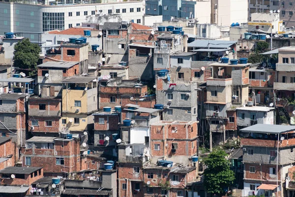 Rio De Janeiro, Brezilya - 13 Ekim 2019: Güneşli bir günde Rio de Janeiro, Brezilya 'da bir kenar mahalle manzarası