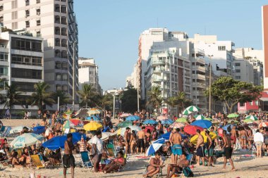 Rio De Janeiro, Brezilya - 14 Ekim 2019: İnsanlar güneşli bir günde Rio de Janeiro 'daki ünlü plaj Ipanemanın tadını çıkarıyorlar