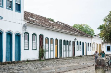 Paraty, Rio De Janeiro, Brezilya - 17 Ekim 2019: Paraty, Rio de Janeiro, Brezilya 'da tarihi şehir merkezinde eski Portekiz sömürge evleri