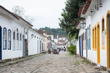 Paraty, Rio De Janeiro, Brezilya - 17 Ekim 2019: Paraty, Rio de Janeiro, Brezilya 'da tarihi şehir merkezinde eski Portekiz sömürge evleri