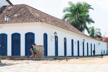 Paraty, Rio De Janeiro, Brezilya - 17 Ekim 2019: Paraty, Rio de Janeiro, Brezilya 'da tarihi şehir merkezinde eski Portekiz sömürge evleri