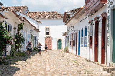 Paraty, Rio De Janeiro, Brezilya - 17 Ekim 2019: Paraty, Rio de Janeiro, Brezilya 'da tarihi şehir merkezinde eski Portekiz sömürge evleri