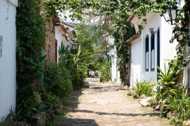 Paraty, Rio De Janeiro, Brezilya - 17 Ekim 2019: Paraty, Rio de Janeiro, Brezilya 'da tarihi şehir merkezinde eski Portekiz sömürge evleri