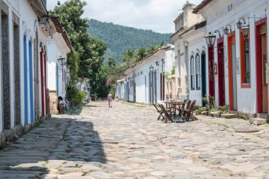 Paraty, Rio De Janeiro, Brezilya - 17 Ekim 2019: Paraty, Rio de Janeiro, Brezilya 'da tarihi şehir merkezinde eski Portekiz sömürge evleri