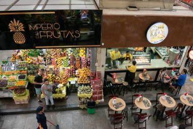 Saint Paul, Brazilya- 24 Ekim 2019: Mercado Belediye Paulistano 'daki dükkanlar, meyve, tahıl, balık, et gibi taze yiyecek satan dükkanlar, popüler pazar. 