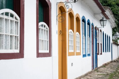 Sokak ve tarihi şehir merkezinde Paraty, eski Portekiz sömürge evleri devlet Rio de Janeiro, Brezilya