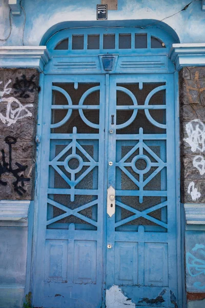 Staré Modré Dveře Vchod Retro Modrými Dveřmi Kovovou Mřížkou Skle — Stock fotografie