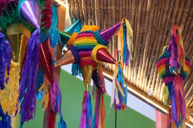 Meksika, Oaxaca de Juarez 'deki markette geleneksel renkli Meksika pinyata süslemeleri.