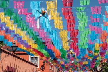 Oaxaca, Oaxaca, Meksika - 24 Aralık 2019: Meksika 'nın Oaxaca kentinde güneşli bir günde renkli kağıt, pinata ve yıldızlarla süslenmiş Jalatlaco mahallesi