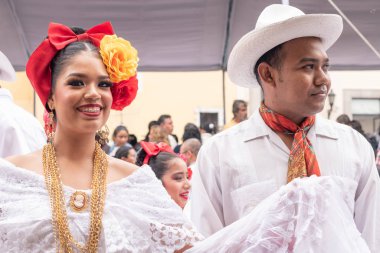 Xalapa, Veracruz, Meksika - 24 Kasım 2019: La Bamba 2019 plağı sırasında geleneksel giysiler giyen genç çift Xalapa, Veracruz, Meksika