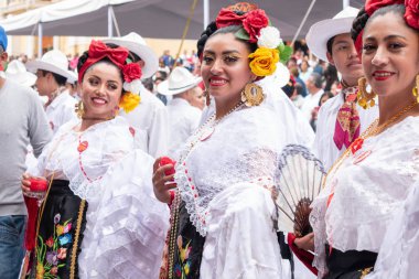 Xalapa, Veracruz, Meksika - 24 Kasım 2019: Record La Bamba 2019 sırasında geleneksel giysiler giymiş genç kadınlar Xalapa, Veracruz, Meksika